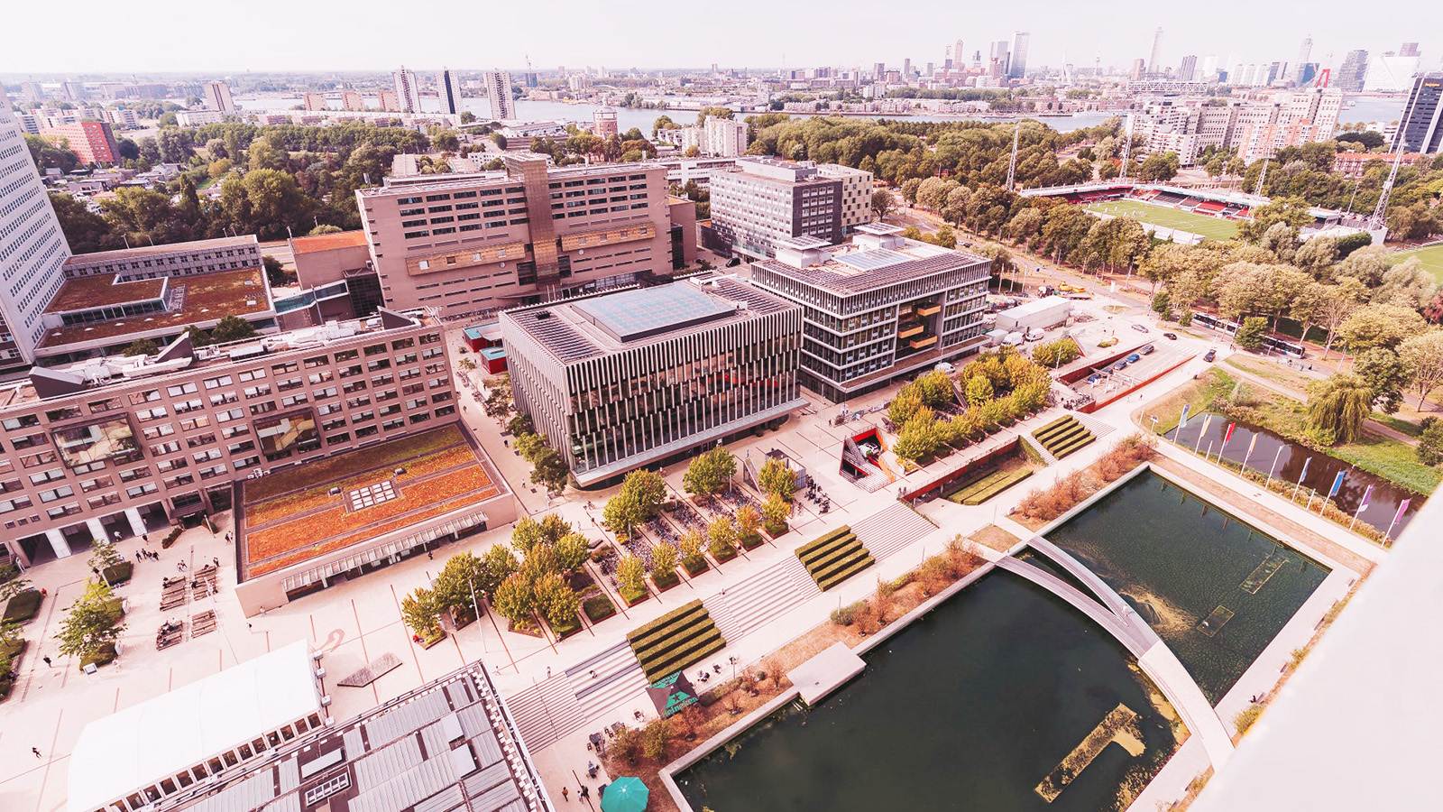 Luchtfoto van campus Woudestein